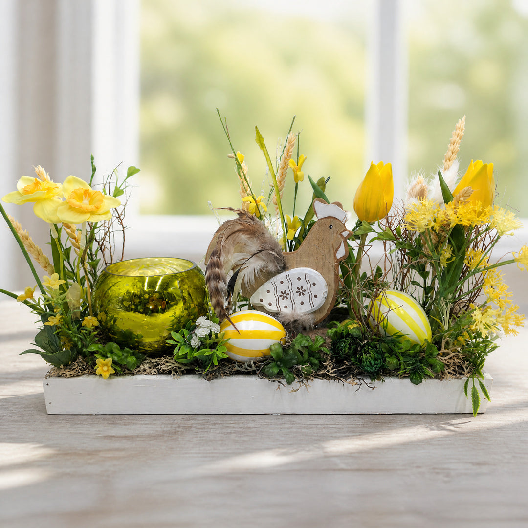 Szene Ostergesteck Frühlingsgesteck Teelicht Huhn Tulpen Narzissen gelb