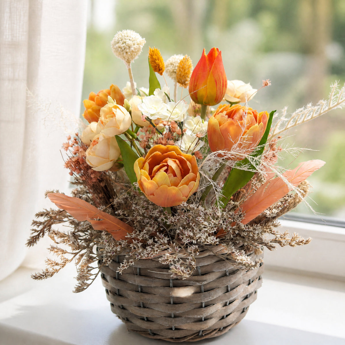 Szene Frühlingsgesteck Tulpen Ranunkeln im Korb apricot orange