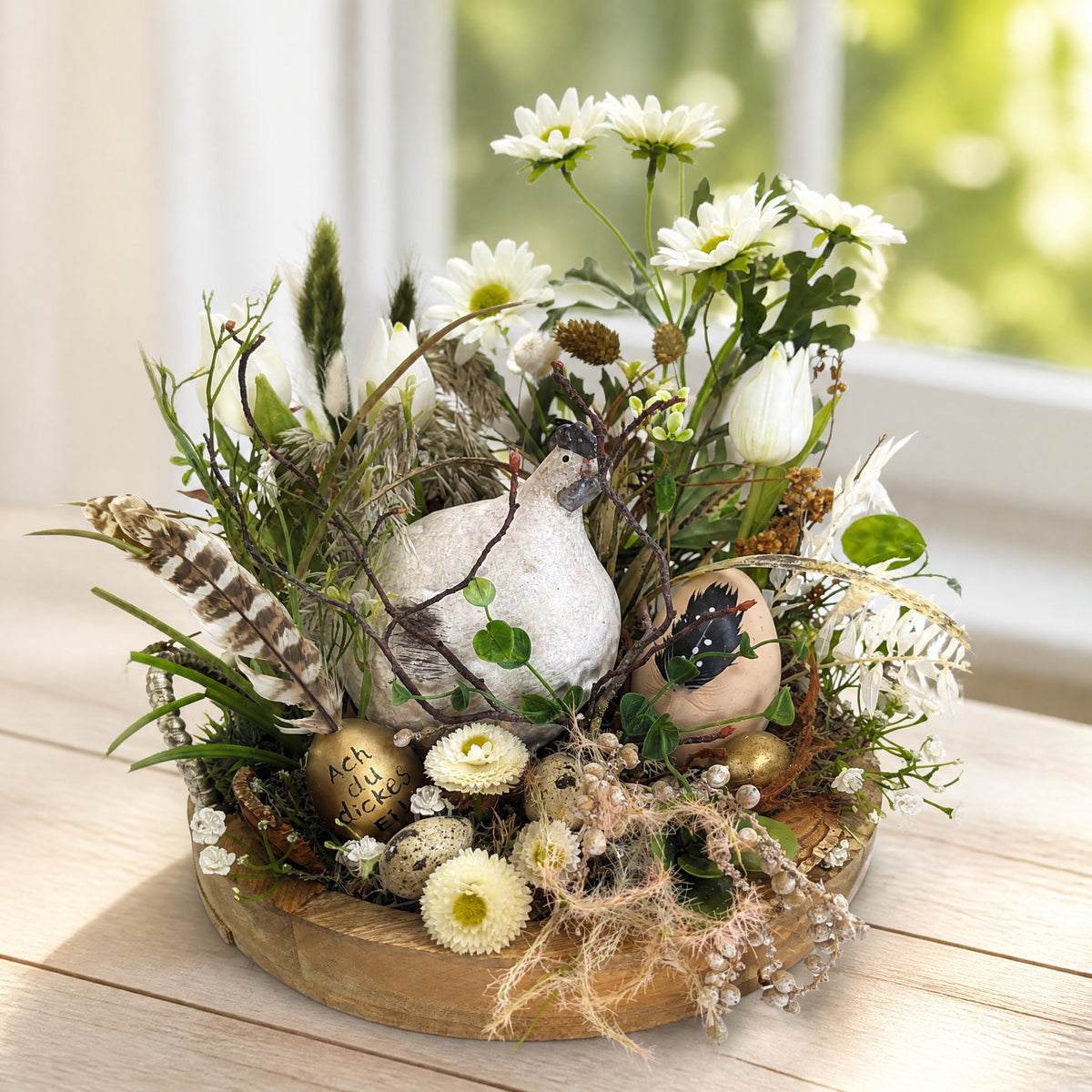 Szene Ostergesteck Frühlingsgesteck Tulpen Huhn Eier weiß grün