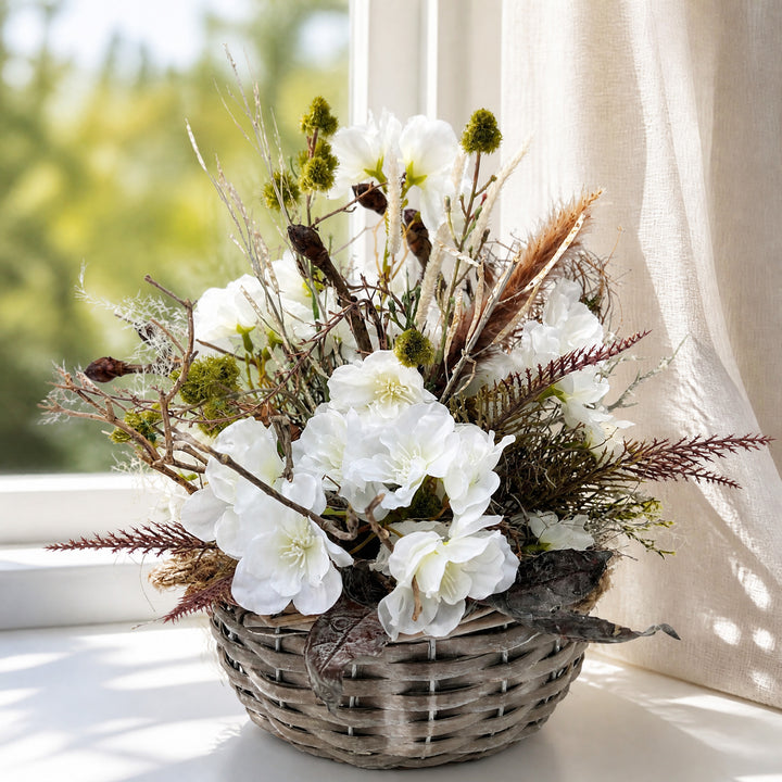 Szene Frühlingsgesteck Kirschblüte Gräser Zweige weiß natur im Korb