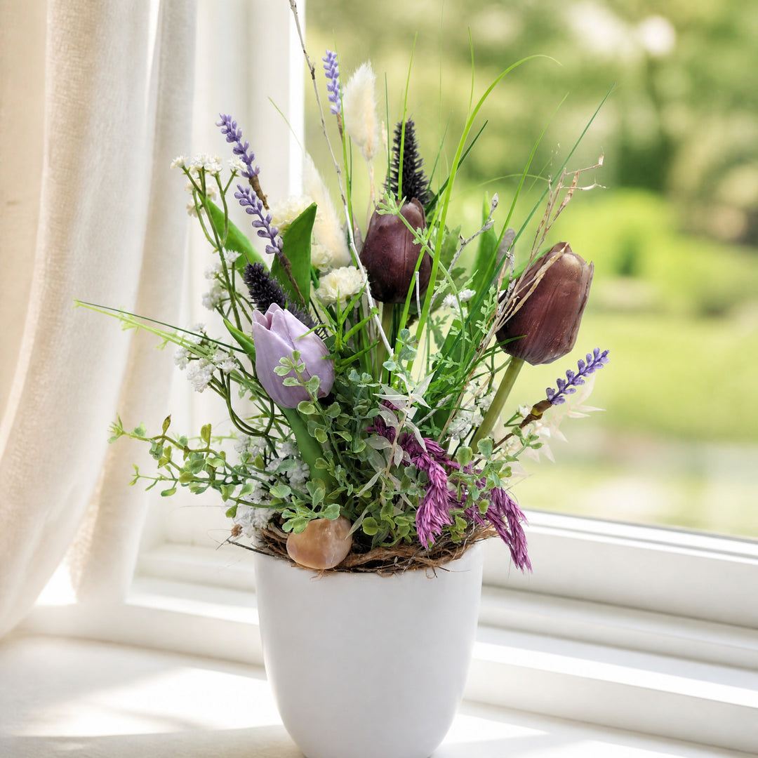 Szene Frühlingsgesteck Tulpen Schleierkraut Lavendel lila weiß