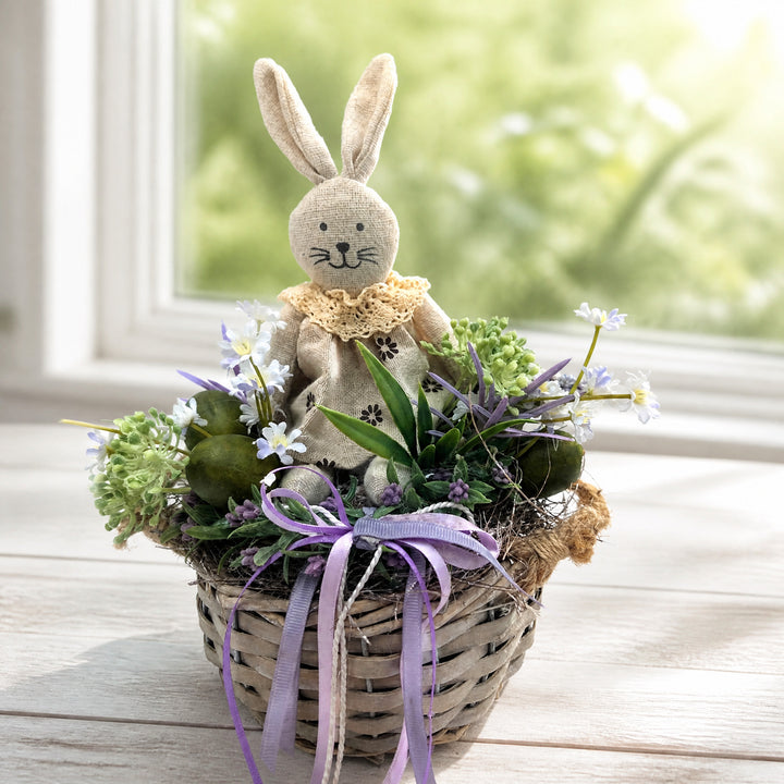 Szene Ostergesteck Frühlingsgesteck Hase Eier Wiesenblüten lila grün