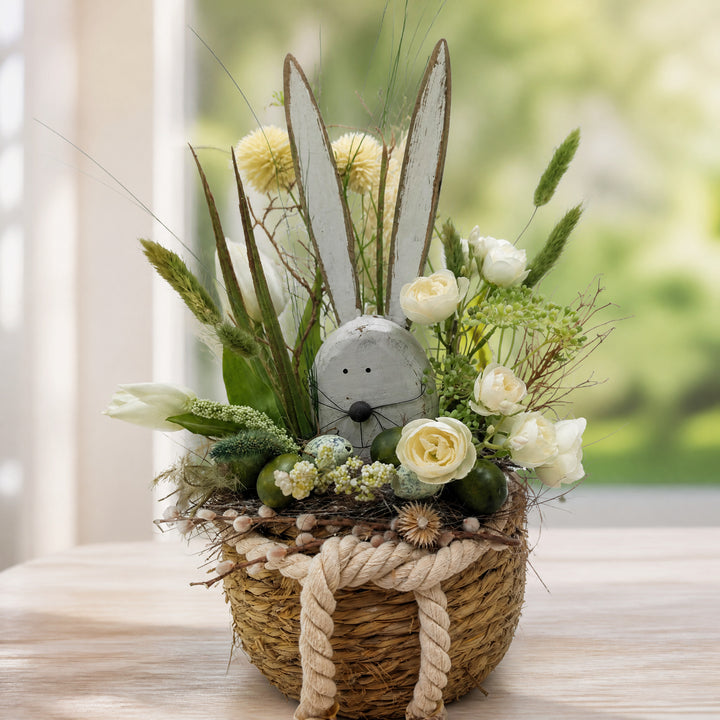 Szene Ostergesteck Frühlingsgesteck Hase Tulpen Gräser weiß grün