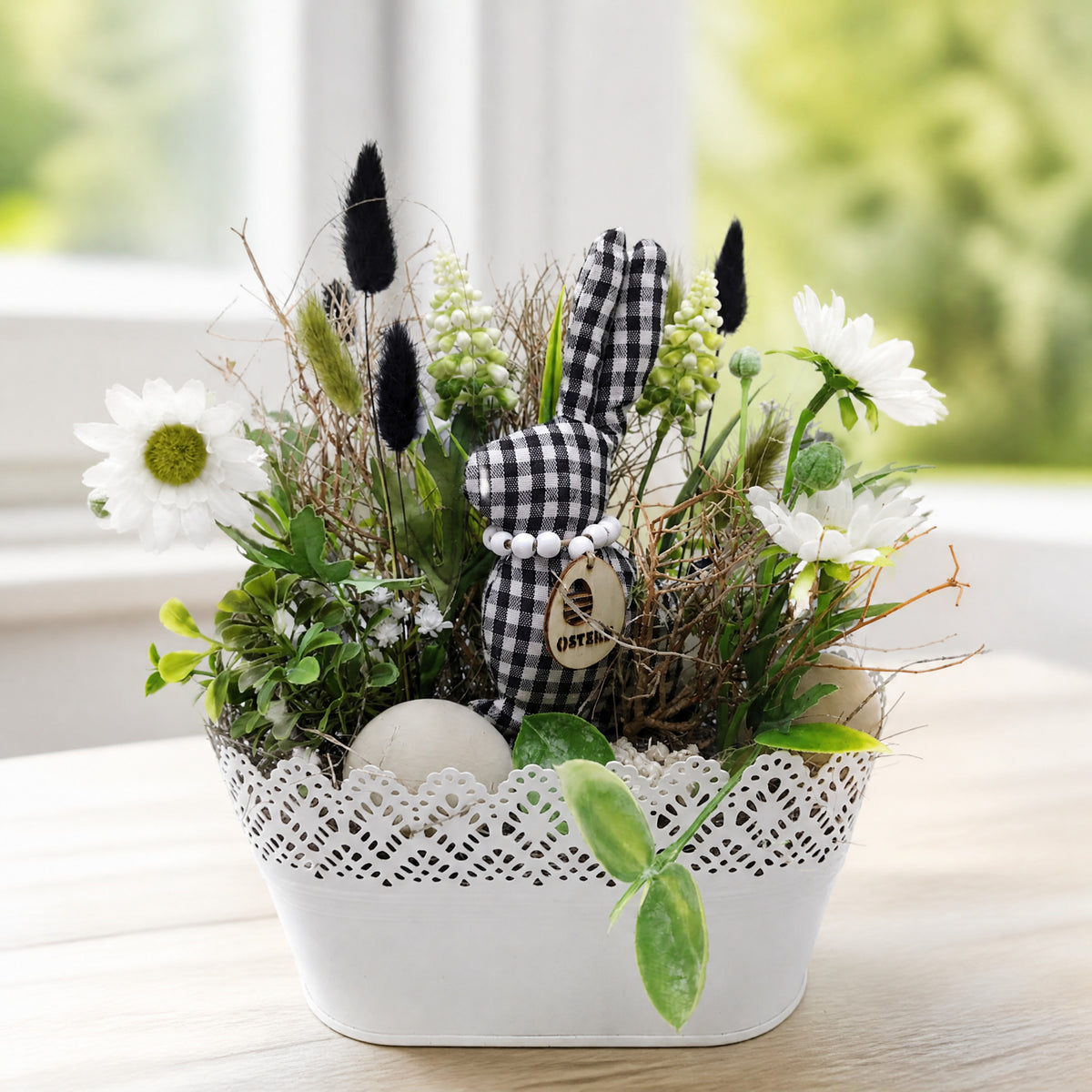 Szene Ostergesteck Frühlingsgesteck Hase Gänseblümchen Gräser schwarz weiß