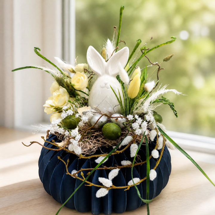 Szene Ostergesteck Frühlingsgesteck Hase Tulpen Kätzchen weiss blau