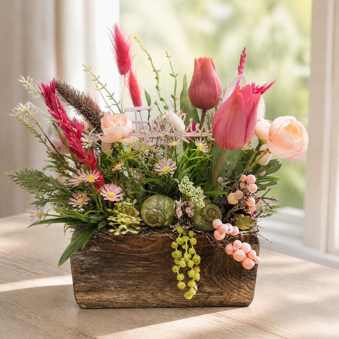 Szene Ostergesteck Frühlingsgesteck Tulpen Ranunkel rosa Holzkasten