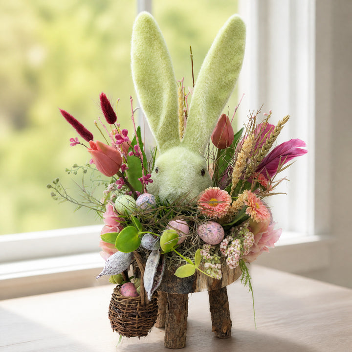 Szene Ostergesteck Frühlingsgesteck Hase Tulpen Bellis rosa grün