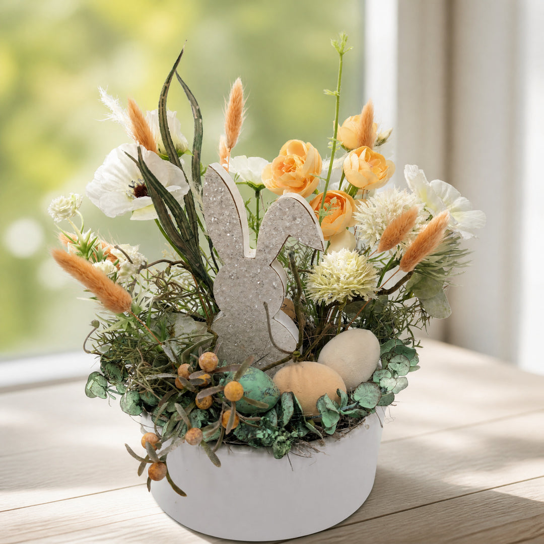 Szene Ostergesteck Frühlingsgesteck Hase Rosen Gräser weiß apricot