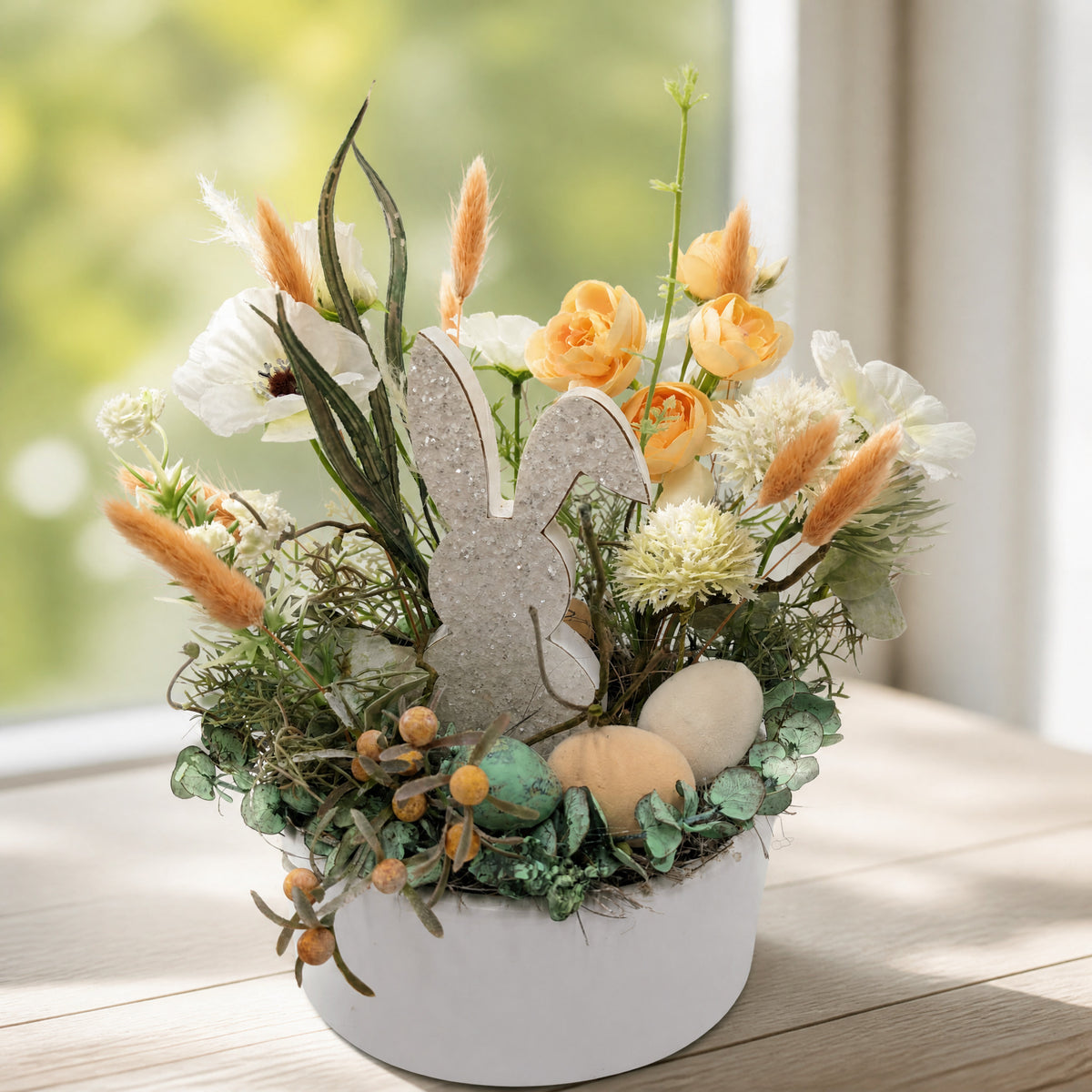 Szene Ostergesteck Frühlingsgesteck Hase Rosen Gräser weiß apricot