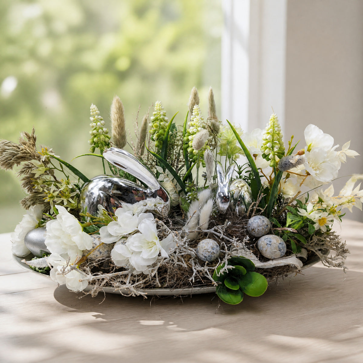 Szene Ostergesteck Frühlingsgesteck Hasen Kirschblüte Eier silber weiß