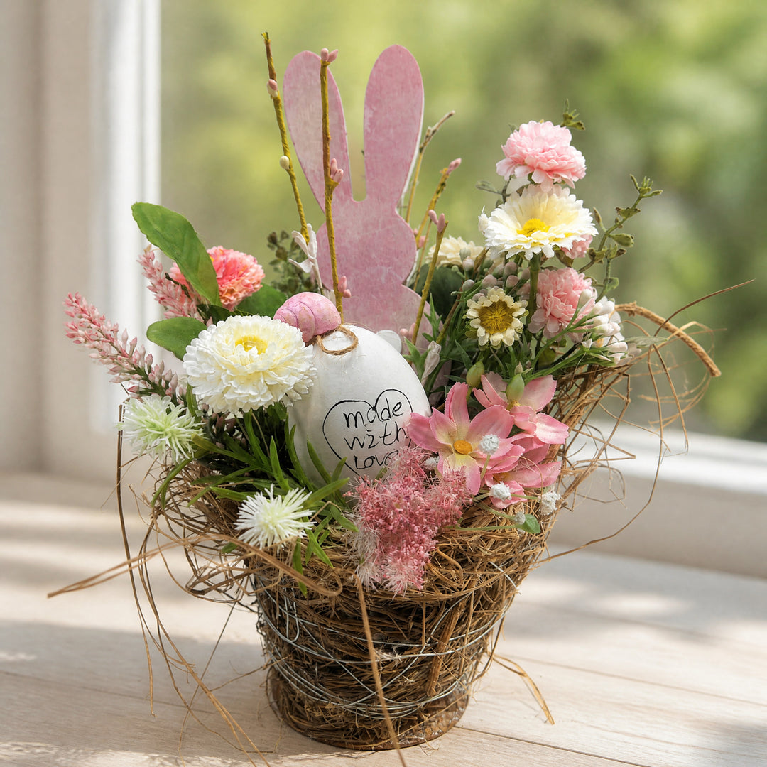 Szene Ostergesteck Frühlingsgesteck Bellis Nelken Hase rosa weiß
