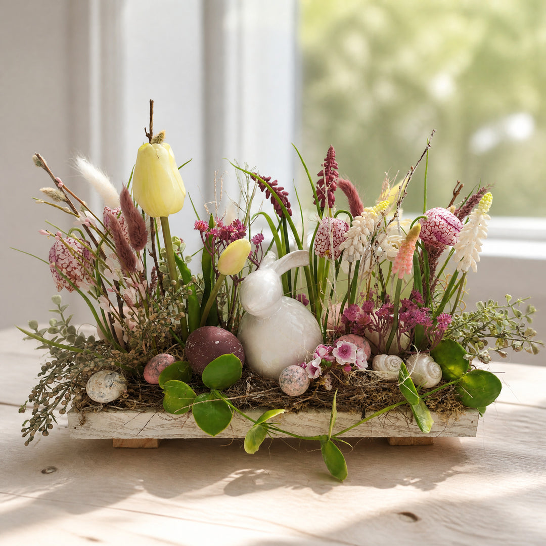 Szene Ostergesteck Frühlingsgesteck Schachbrettblume Hyazinthen Hase lila