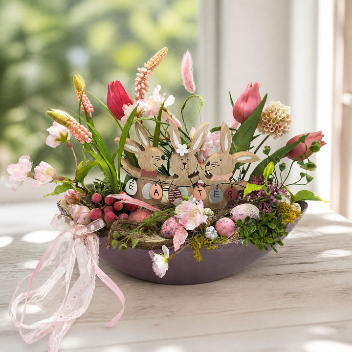 Szene Ostergesteck Frühlingsgesteck Tulpen Hasen Eier rosa