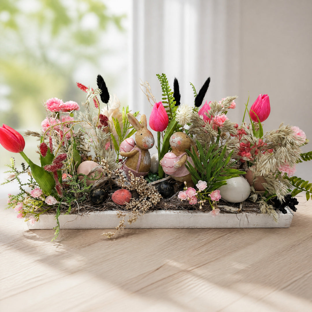 Szene Ostergesteck Frühlingsgesteck Hasenpaar Tulpen rosa