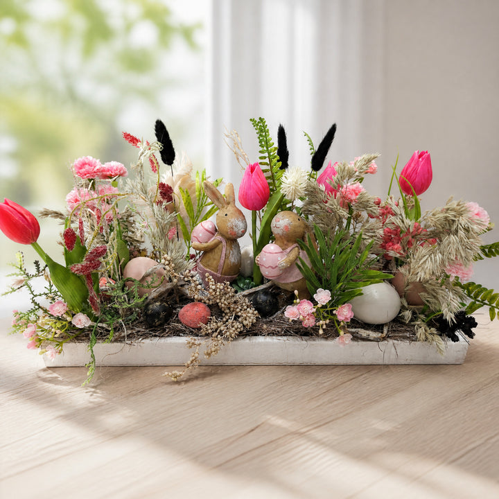 Szene Ostergesteck Frühlingsgesteck Hasenpaar Tulpen rosa