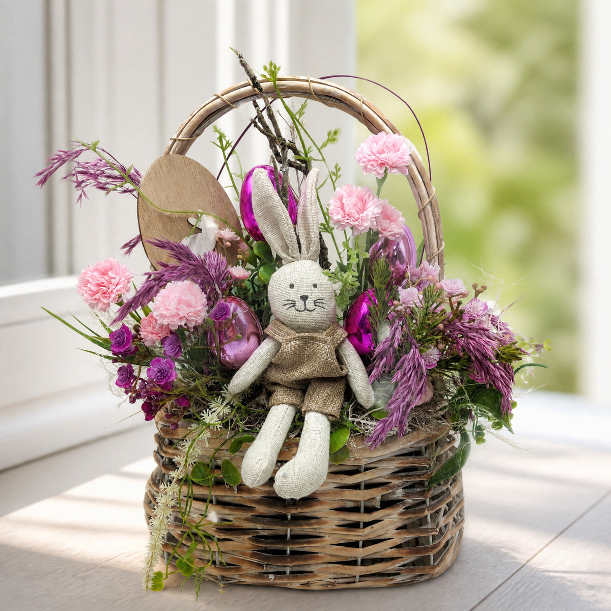 Szene Ostergesteck Frühlingsgesteck Hase Korb Gräser rosa lila