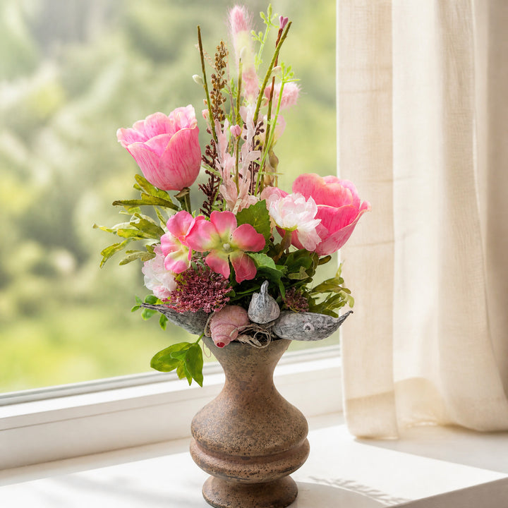 Szene Frühlingsgesteck Vase Mohn Gräser Blüten rosa