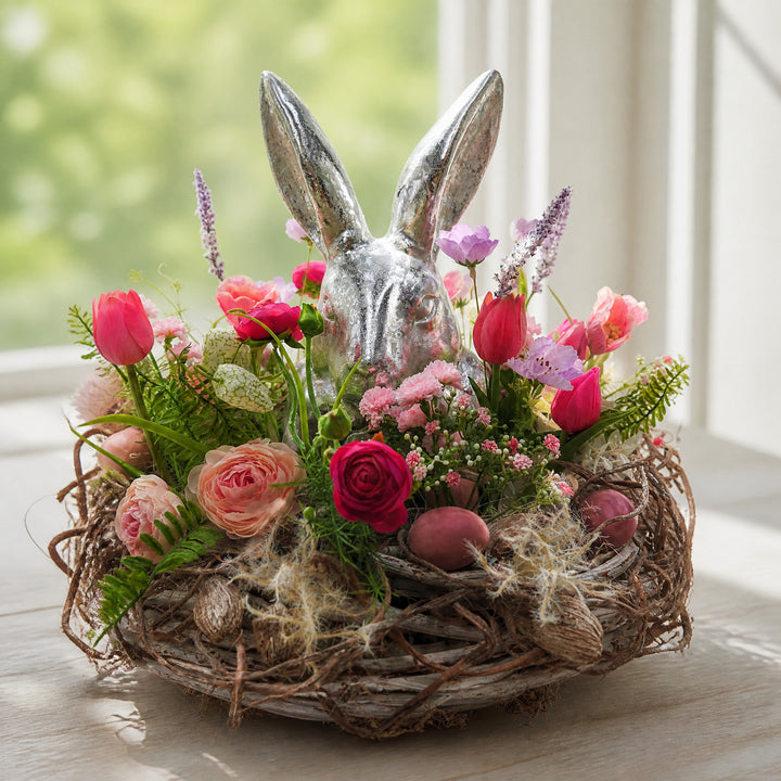 Szene Ostergesteck Frühlingsgesteck Hase Tulpen Ranunkeln rosa silber
