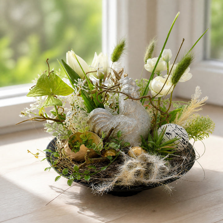 Szene Ostergesteck Frühlingsgesteck Huhn Tulpen Eier weiß silber