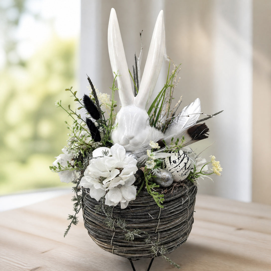 Szene Ostergesteck Frühlingsgesteck Hase Blüten Gräser schwarz weiss