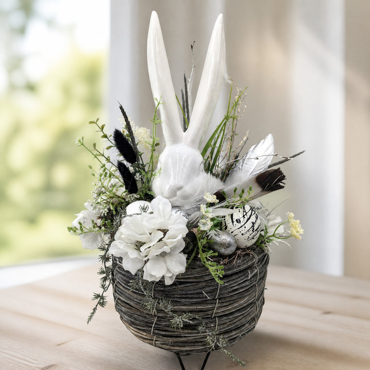 Szene Ostergesteck Frühlingsgesteck Hase Blüten Gräser schwarz weiss