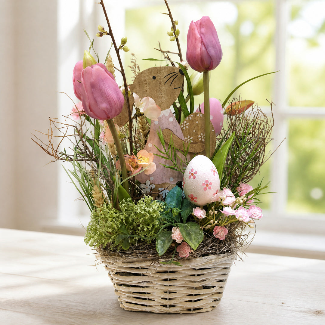 Szene Ostergesteck Frühlingsgesteck Tulpen Hase Ei rosa