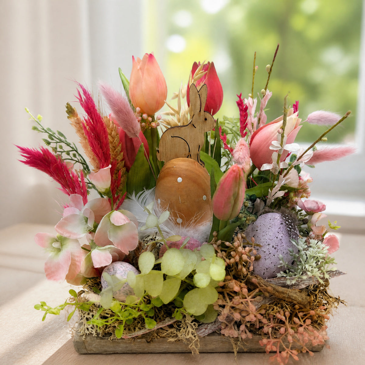 Szene Ostergesteck Frühlingsgesteck Tulpen Hase Gräser rosa