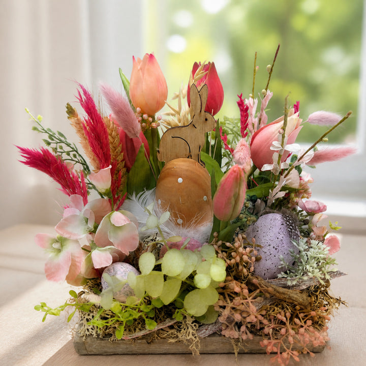 Szene Ostergesteck Frühlingsgesteck Tulpen Hase Gräser rosa