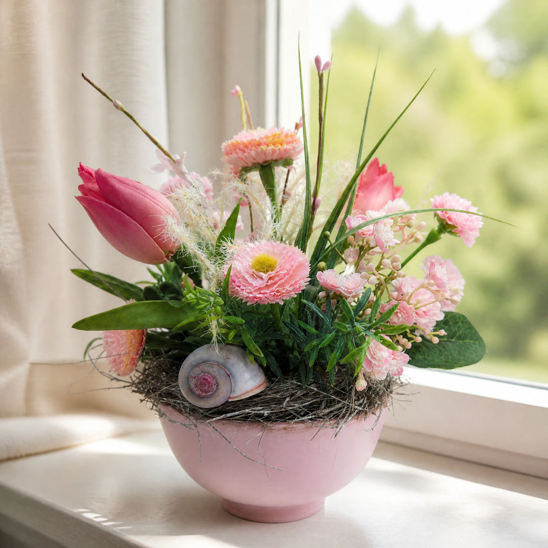 Szene Frühlingsgesteck Tulpen Bellis Gräser rosa mit Schneckenhaus