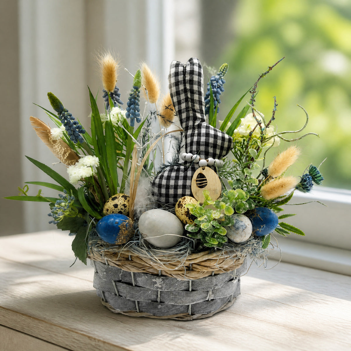 Szene Ostergesteck Frühlingsgesteck Muscari Hase Eier blau weiß