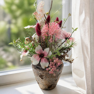 Szene Frühlingsgesteck Blüten Gräser Beeren rosa creme