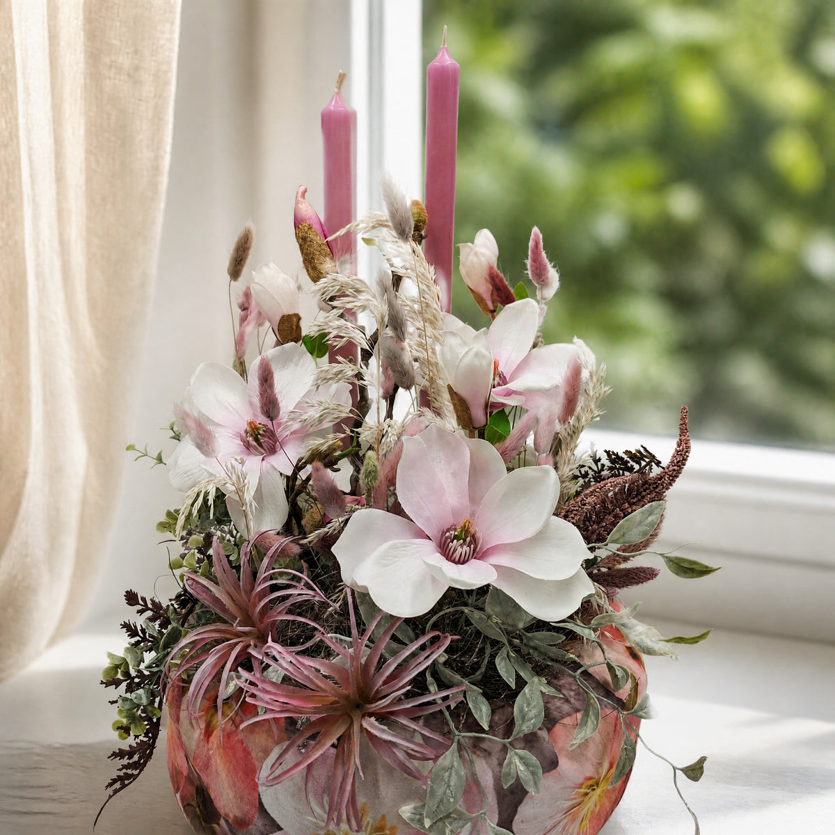 Szene Frühlingsgesteck Magnolien Gräser Kerzen rosa creme