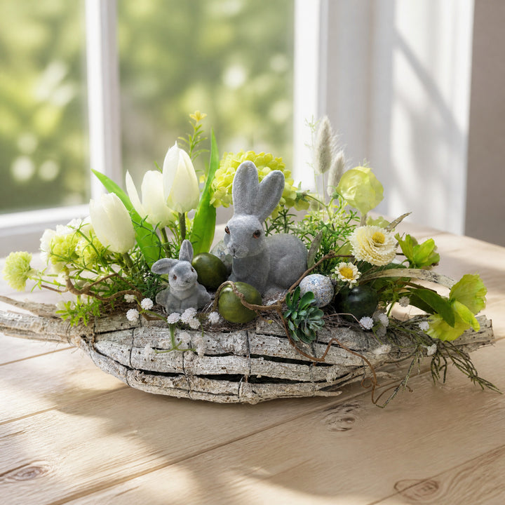 Szene Ostergesteck Frühlingsgesteck Tulpen Hasen Eier weiss grün