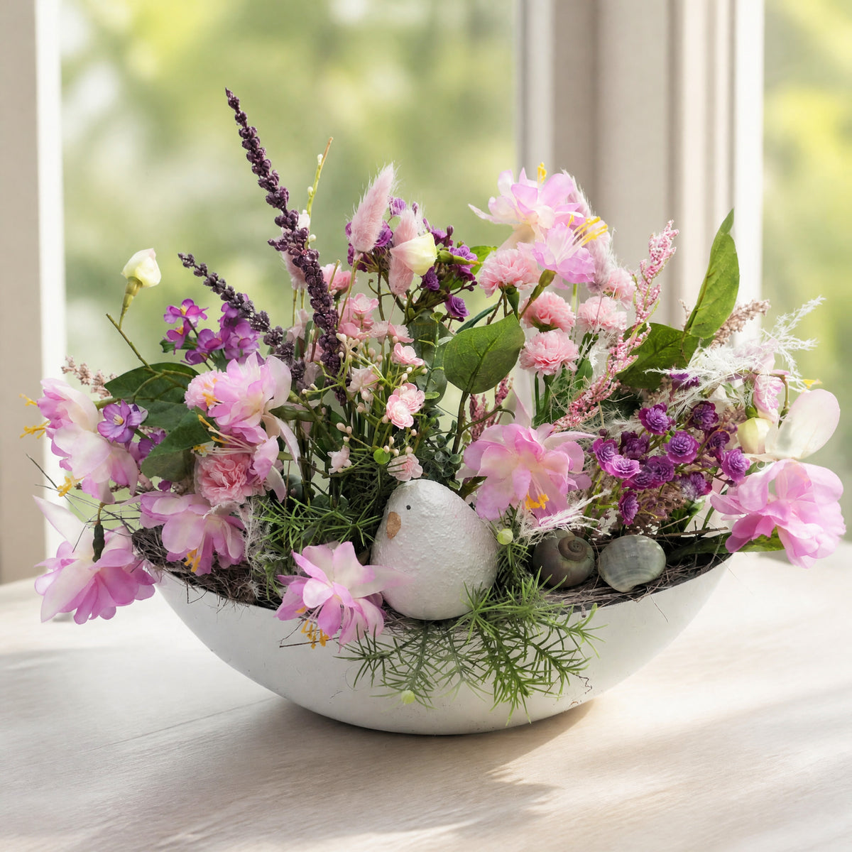 Szene Frühlingsgesteck Vogel Blüten Gräser rosa lila