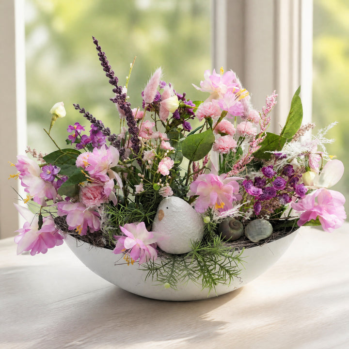 Szene Frühlingsgesteck Vogel Blüten Gräser rosa lila