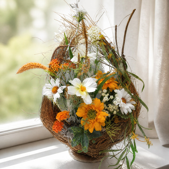 Szene Frühlingsgesteck Margeriten Gräser Zweigkranz orange weiss