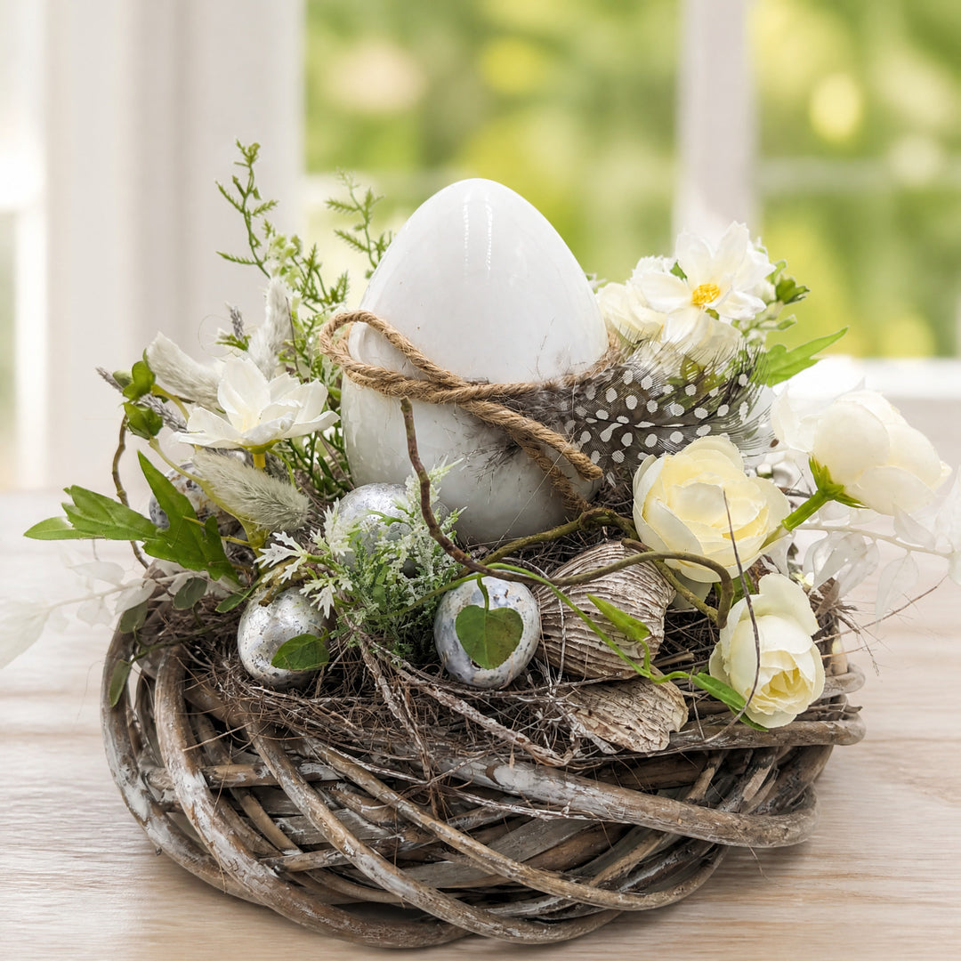 Szene Ostergesteck Frühlingsgesteck Ranunkel Ei Feder weiss creme