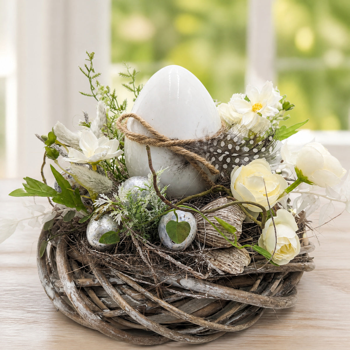 Szene Ostergesteck Frühlingsgesteck Ranunkel Ei Feder weiss creme
