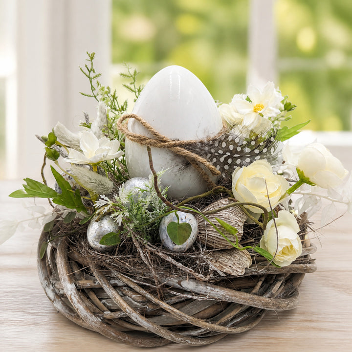 Szene Ostergesteck Frühlingsgesteck Ranunkel Ei Feder weiss creme