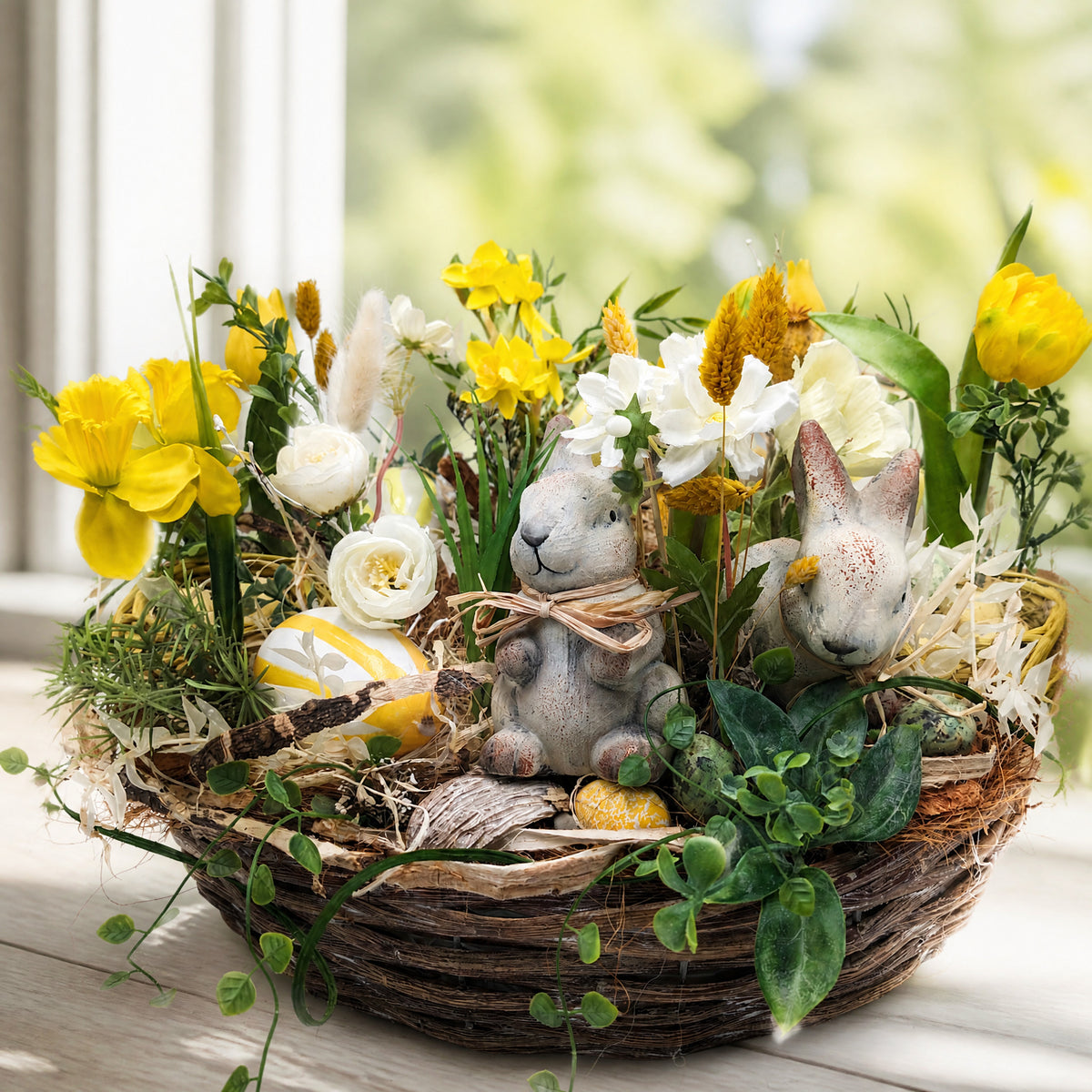 Szene Ostergesteck Frühlingsgesteck Tulpen Narzissen Hasen gelb weiß