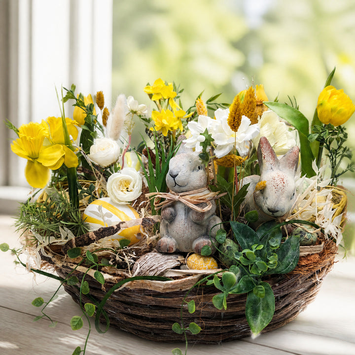 Szene Ostergesteck Frühlingsgesteck Tulpen Narzissen Hasen gelb weiß