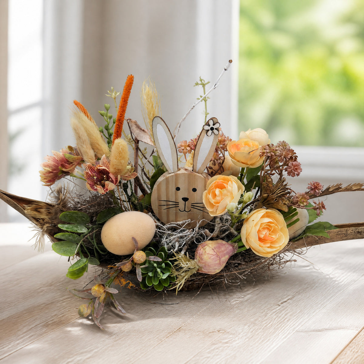 Szene Ostergesteck Frühlingsgesteck Ranunkeln Hase Eier apricot creme