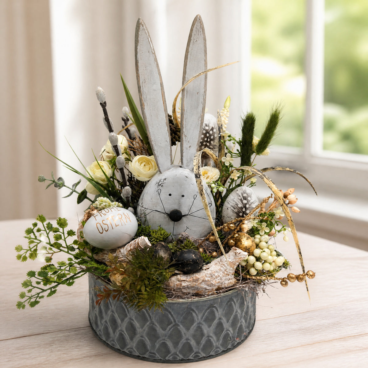 Szene Ostergesteck Frühlingsgesteck Hase Ranunkel Bellis weiß grün