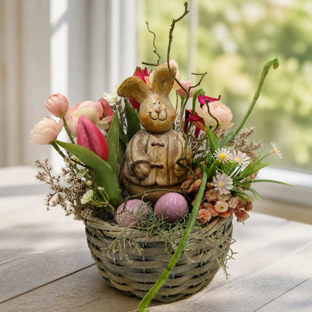 Szene Ostergesteck Frühlingsgesteck Tulpen Ranunkel Hase rosa