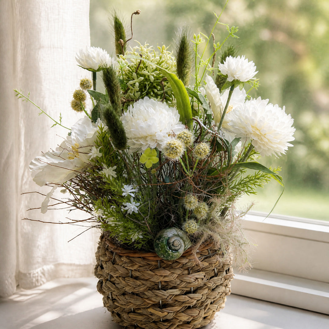 Szene Frühlingsgesteck Dahlien Gräser Korb weiss grün