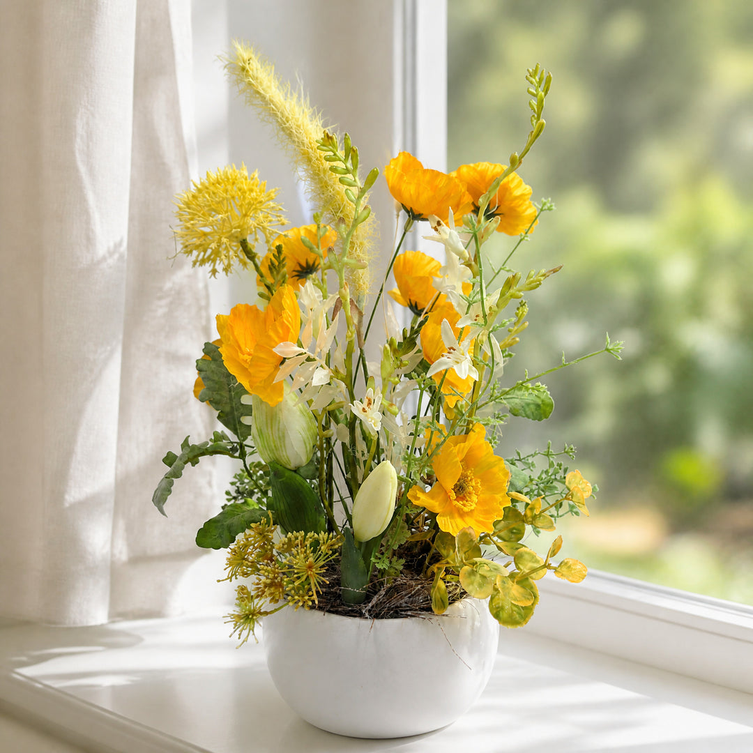 Szene Frühlingsgesteck Mohnblumen Tulpen Gräser gelb weiß