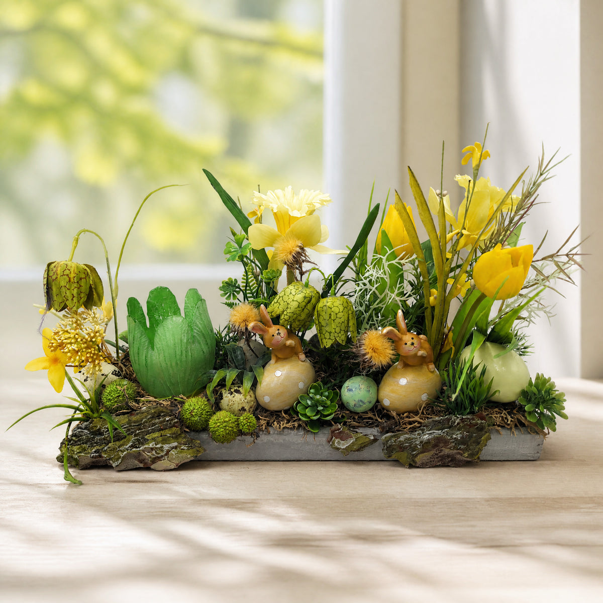 Szene Ostergesteck Frühlingsgesteck Teelicht Hasen Tulpen gelb grün