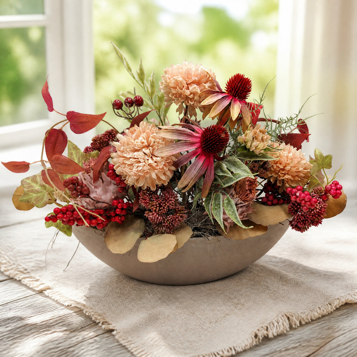 Szene Sommergesteck Sonnenhut Beeren Chrysanthemen rosa rot