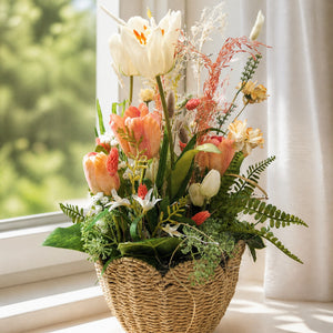 Szene Frühlingsgesteck Tulpen Gräser Farn creme apricot