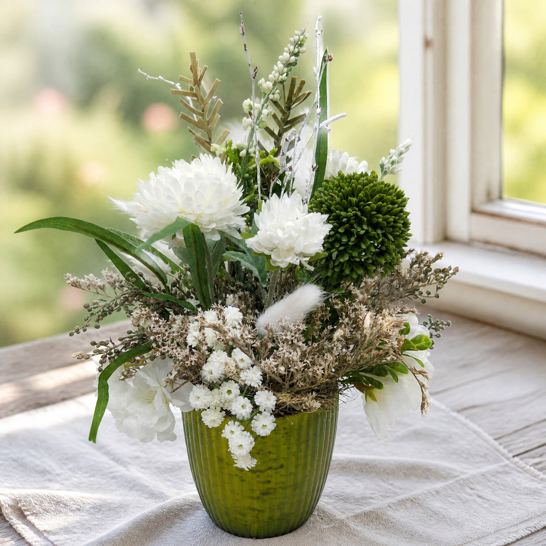 Szene Sommergesteck Allium Chrysanthemen Gräser grün weiss